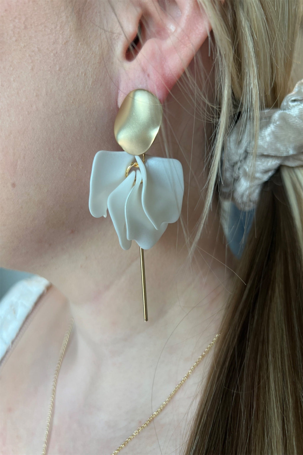 PRISCILLA'S PRETTY PETAL EARRINGS - WHITE/GOLD