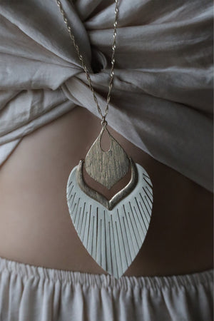 KINLEY'S KIND FEATHER NECKLACE - GOLD/IVORY